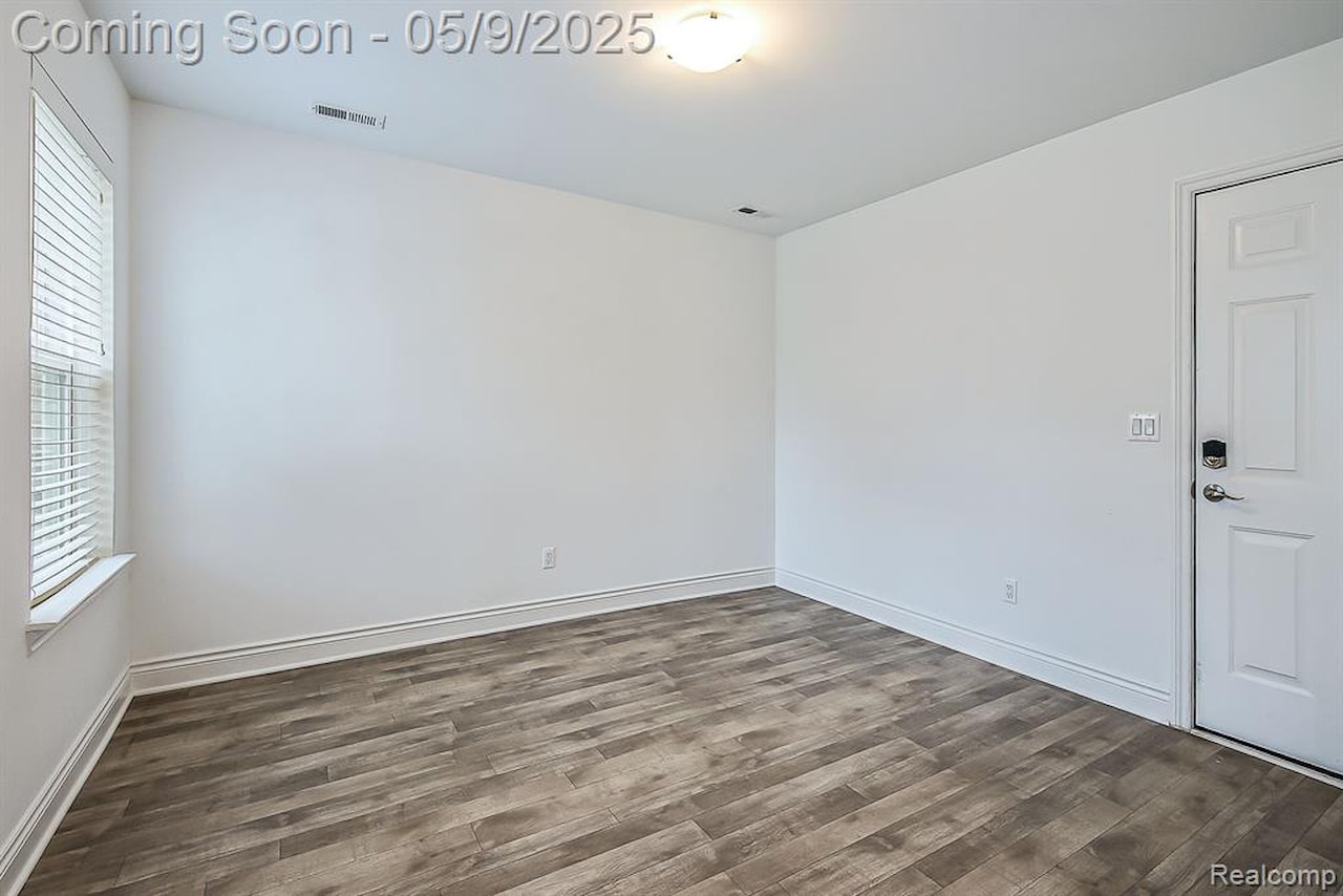 587 Anne Ave in Brighton, MI Photo 5