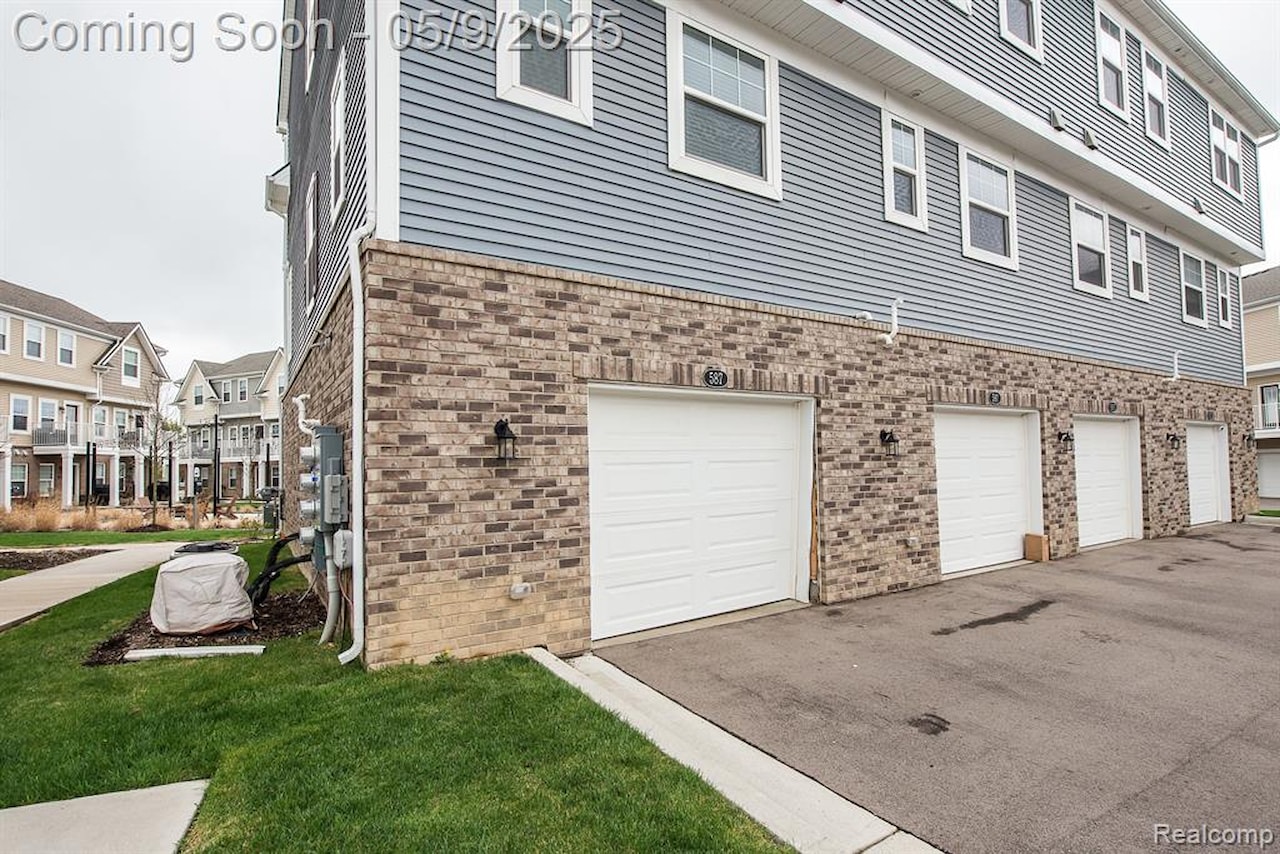 587 Anne Ave in Brighton, MI Photo 26