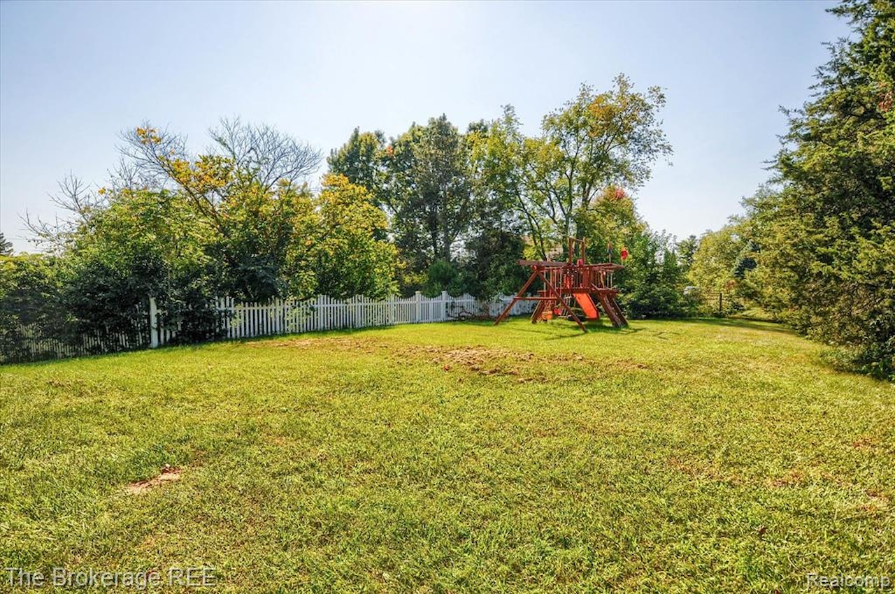 688 Uphill Rd in Milford Twp, MI Photo 60