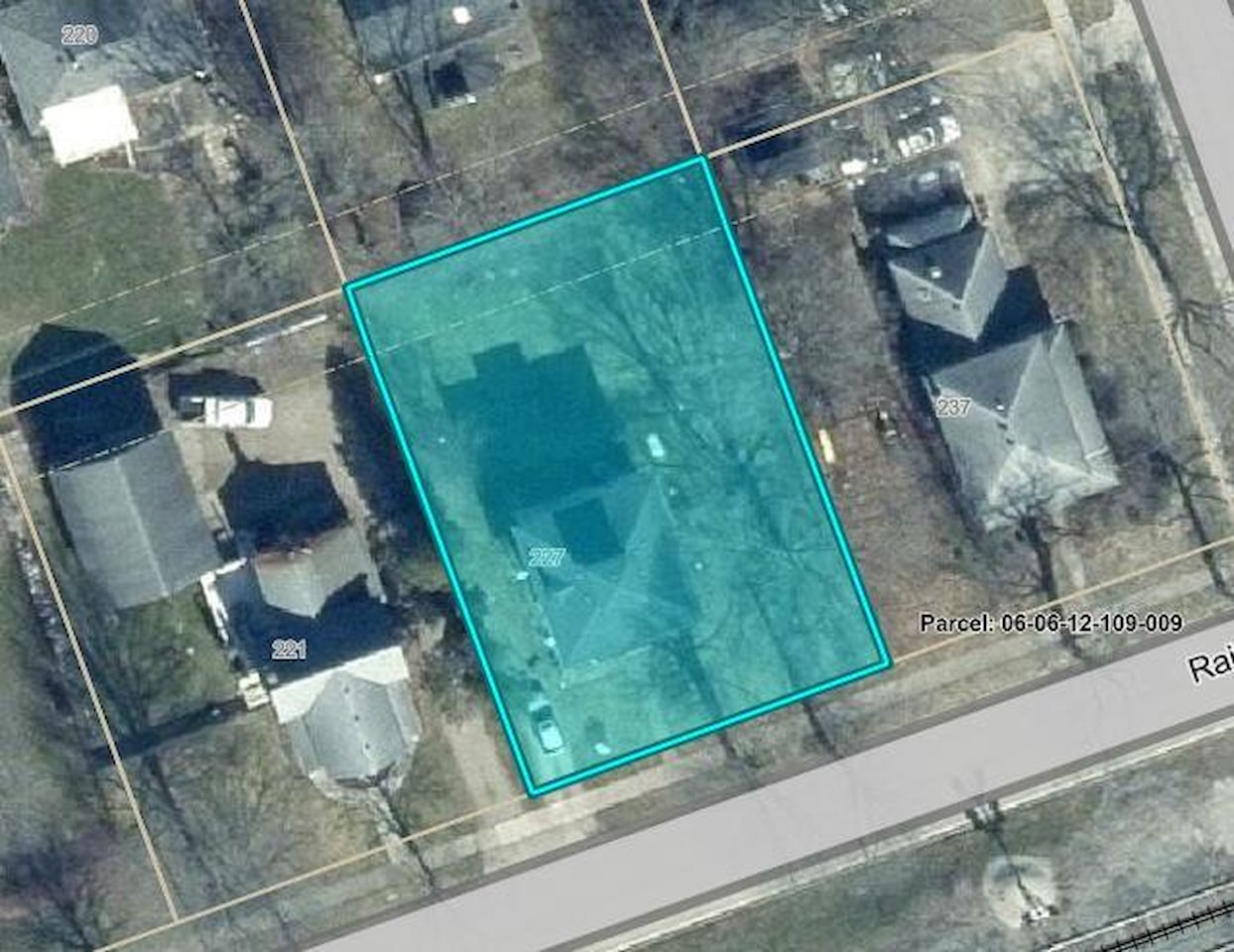 227 Railroad St in Chelsea, MI Photo 2