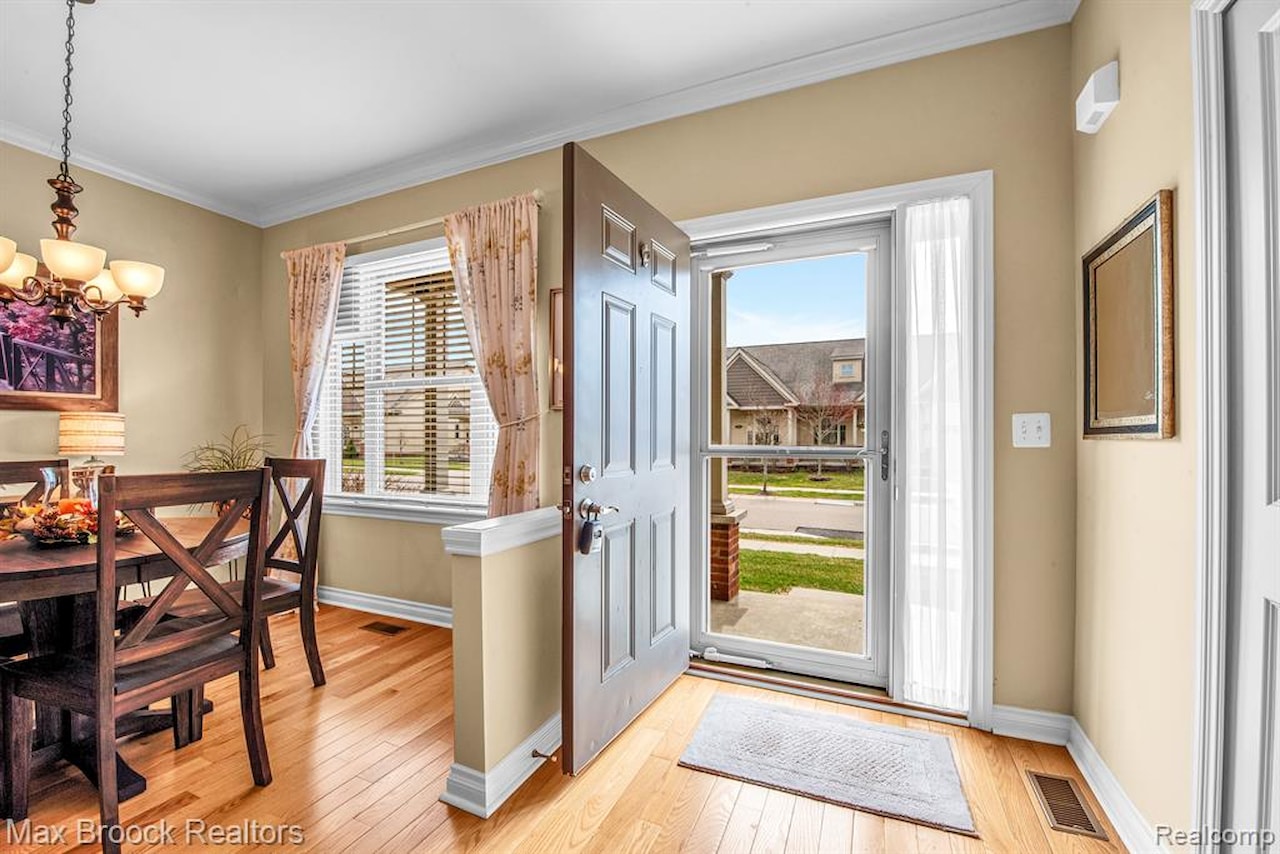 259 Victoria Dr in Dexter, MI Photo 2