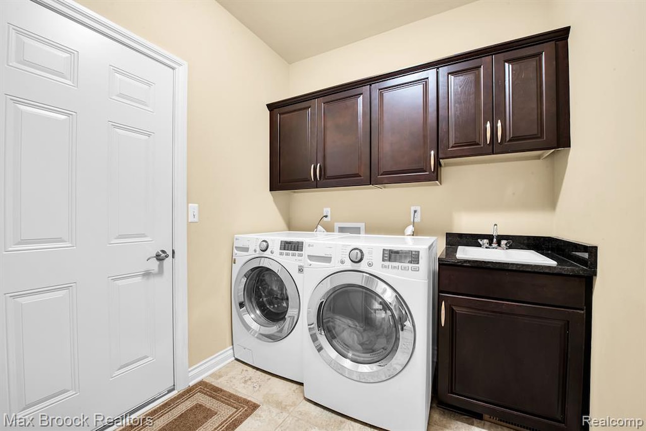 259 Victoria Dr in Dexter, MI Photo 10
