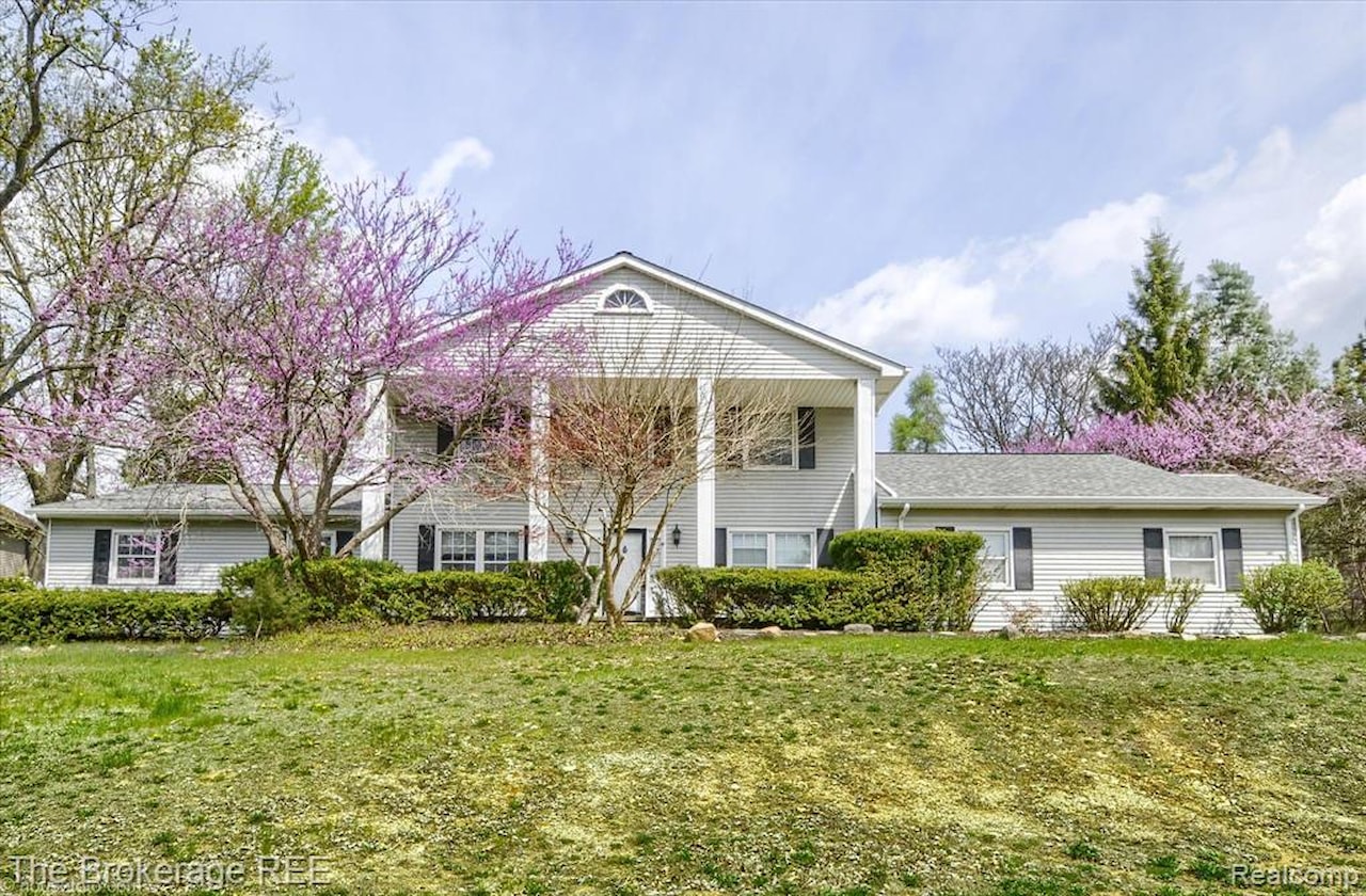 688 Uphill Rd in Milford Twp, MI