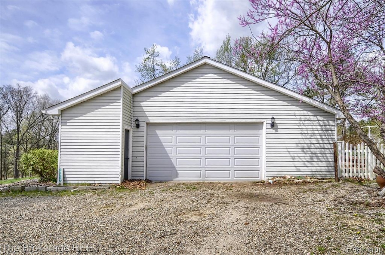 688 Uphill Rd in Milford Twp, MI Photo 7