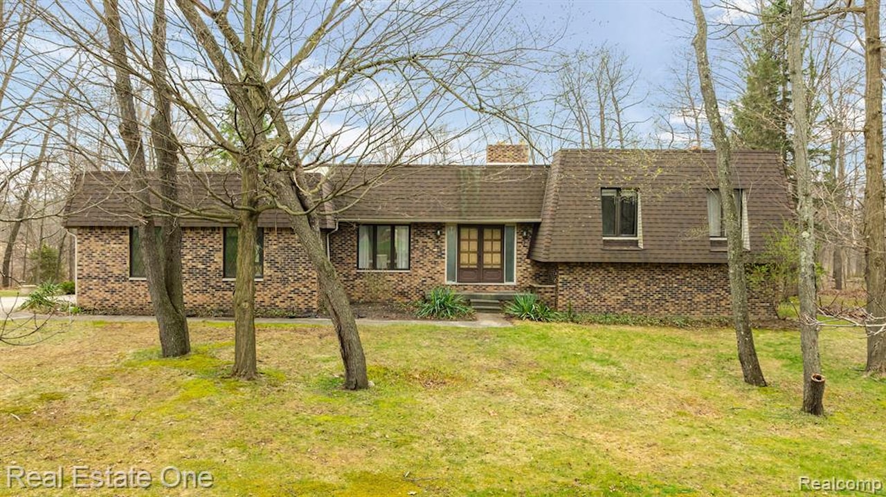 13600 Hyde Rd in Hartland Twp, MI