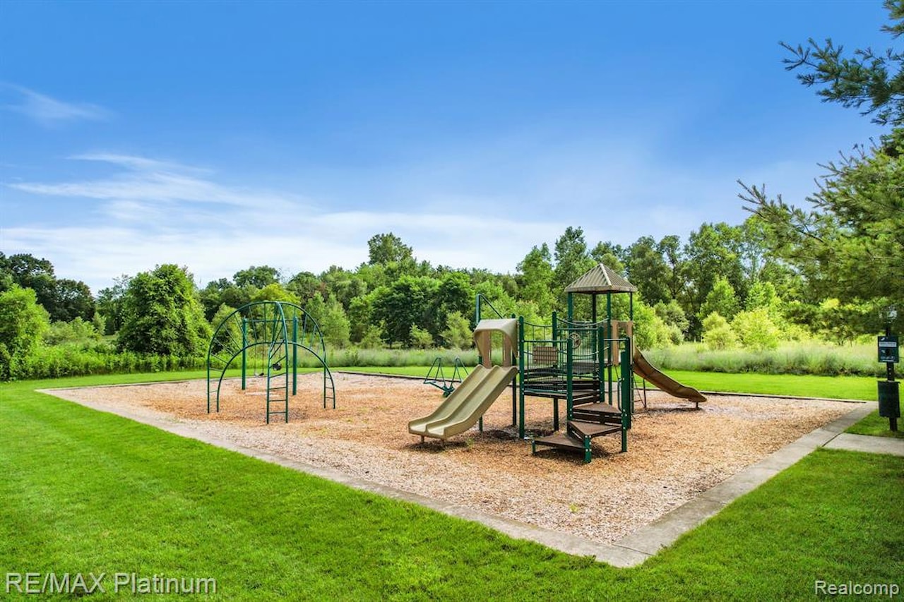 1687 Pinecroft Ln in Howell Twp, MI Photo 15