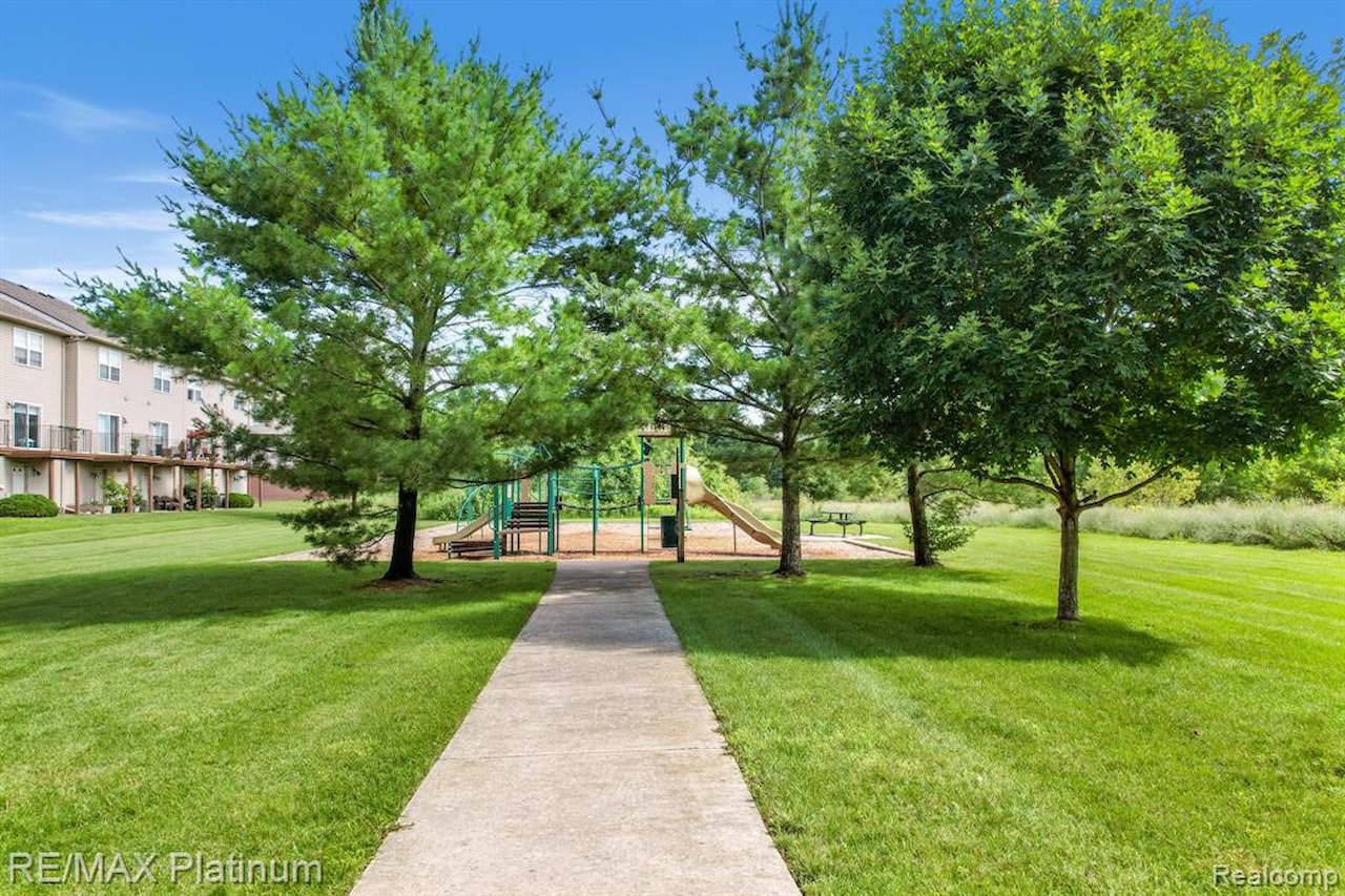 1687 Pinecroft Ln in Howell Twp, MI Photo 16