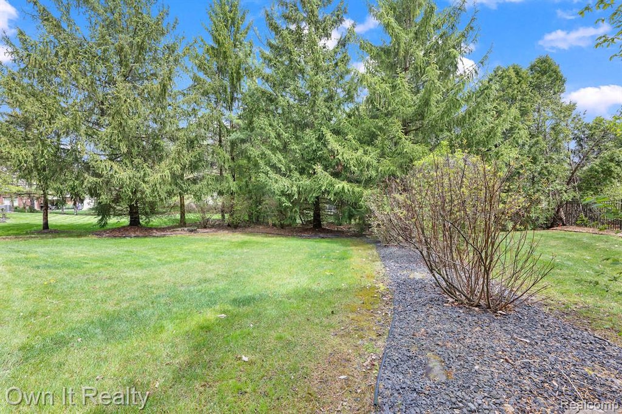 22574 Autumn Park Blvd in Novi, MI Photo 5