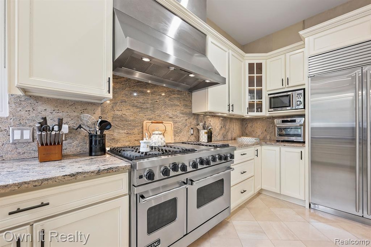 22574 Autumn Park Blvd in Novi, MI Photo 20