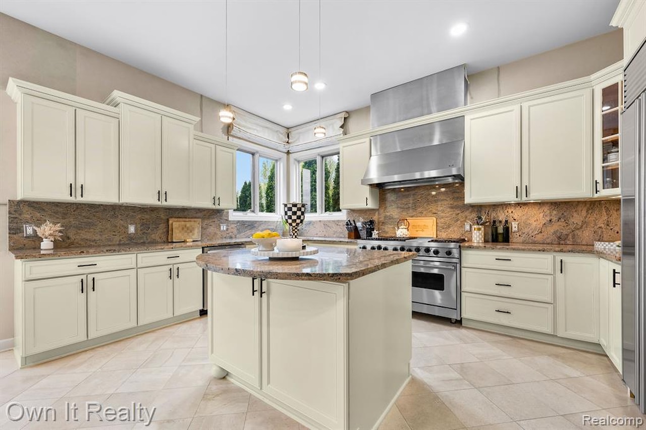 22574 Autumn Park Blvd in Novi, MI Photo 22