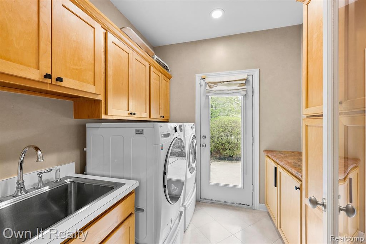 22574 Autumn Park Blvd in Novi, MI Photo 30