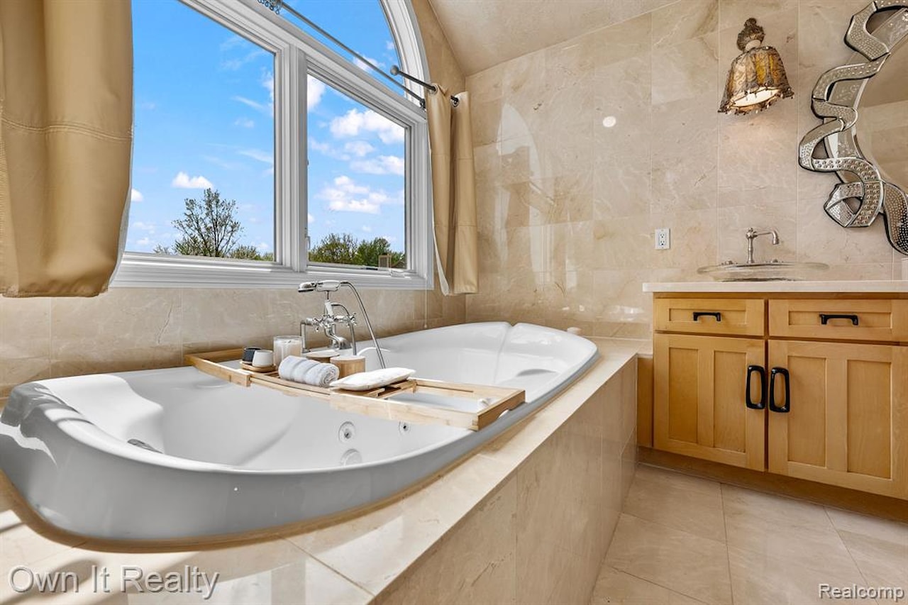 22574 Autumn Park Blvd in Novi, MI Photo 42