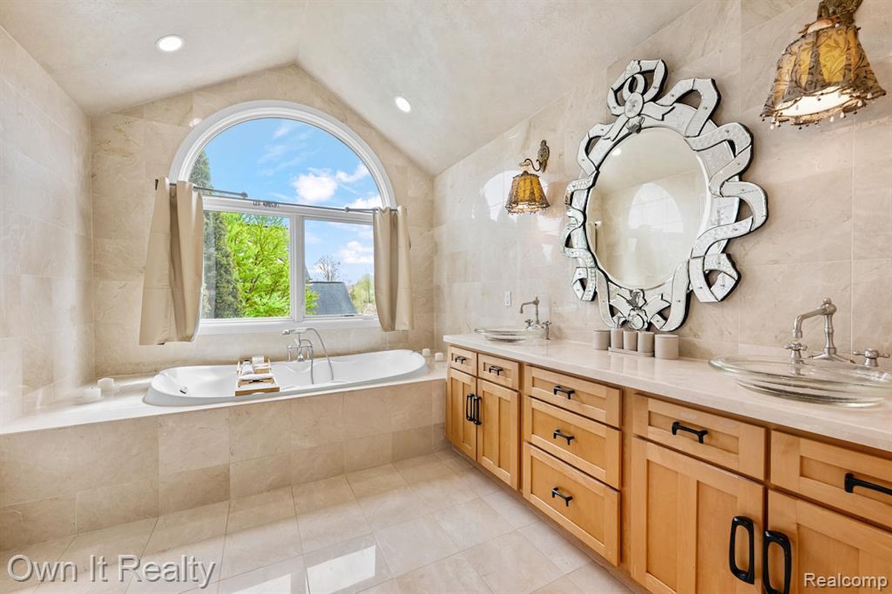 22574 Autumn Park Blvd in Novi, MI Photo 45