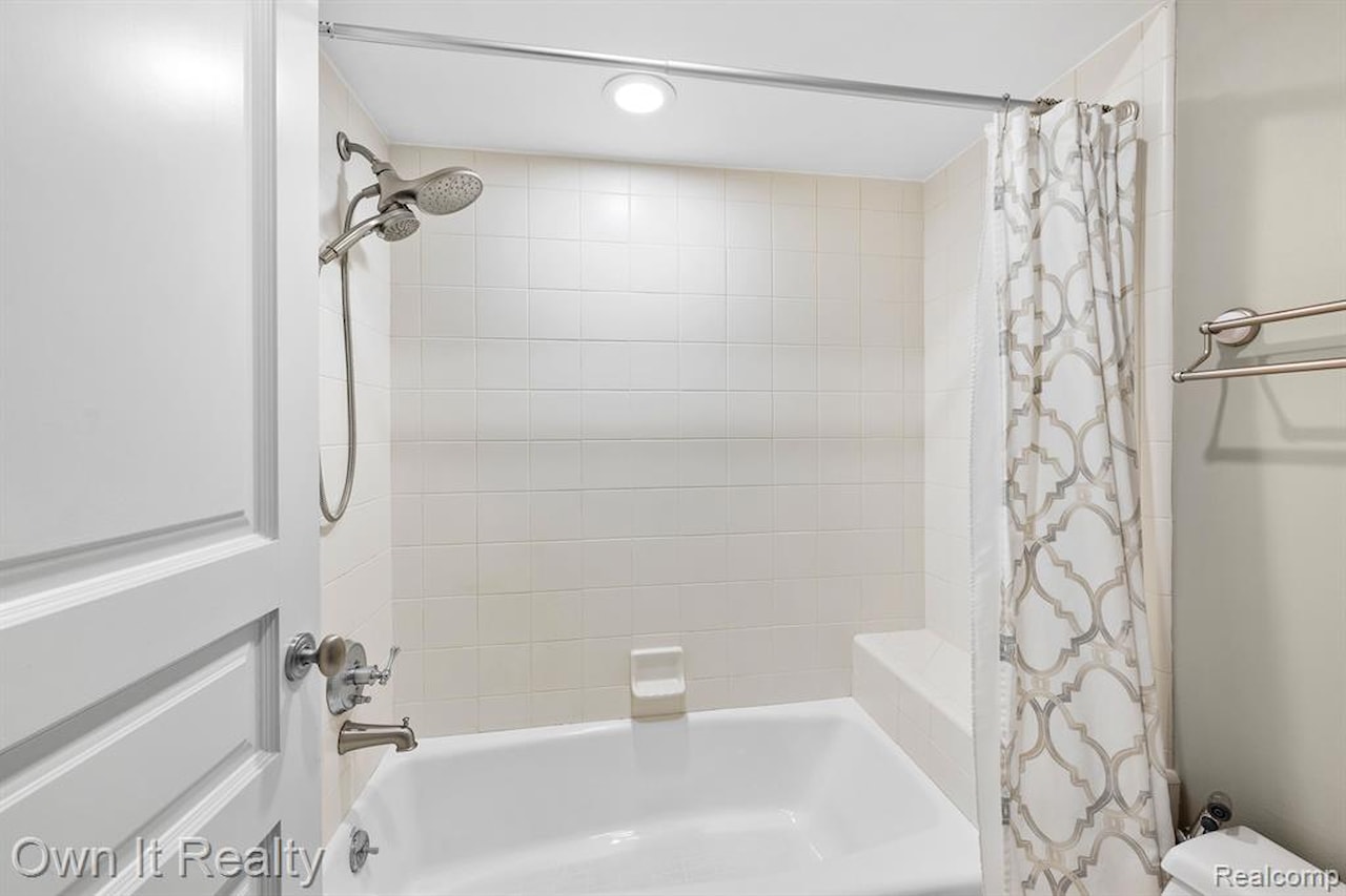 22574 Autumn Park Blvd in Novi, MI Photo 61