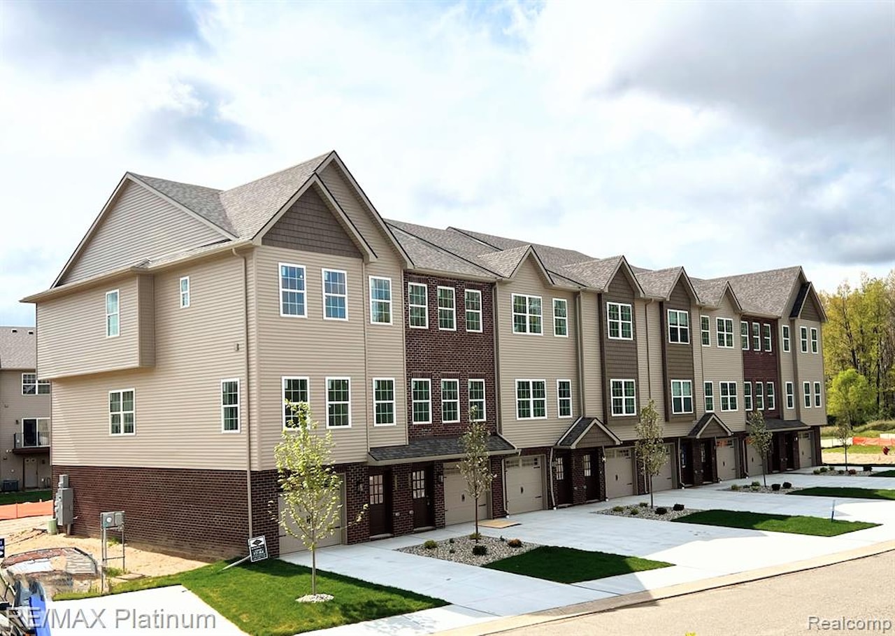 1687 Pinecroft Ln in Howell Twp, MI