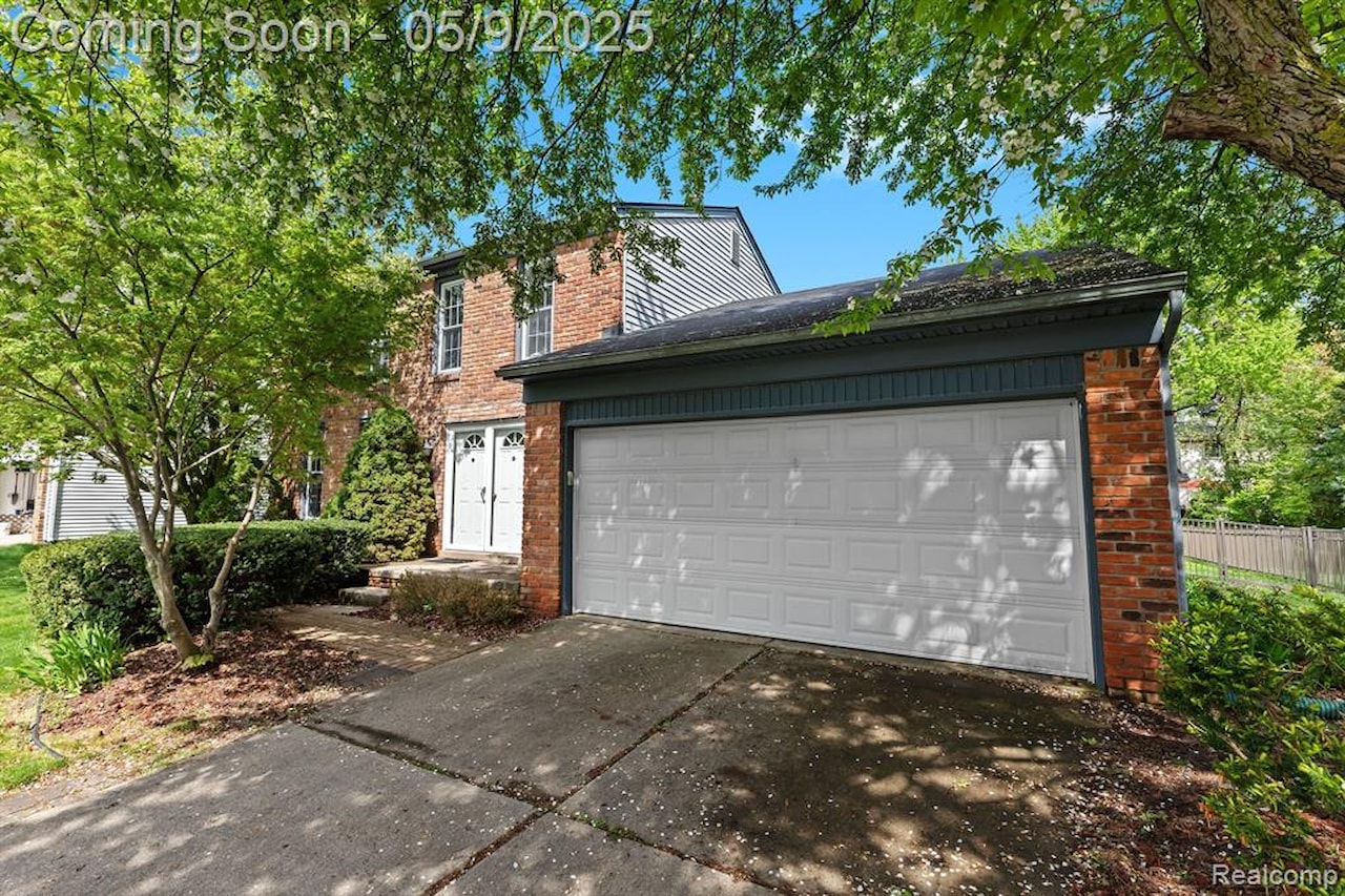 21950 Greentree Ln in Novi, MI Photo 2