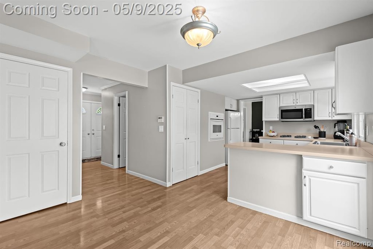 21950 Greentree Ln in Novi, MI Photo 9