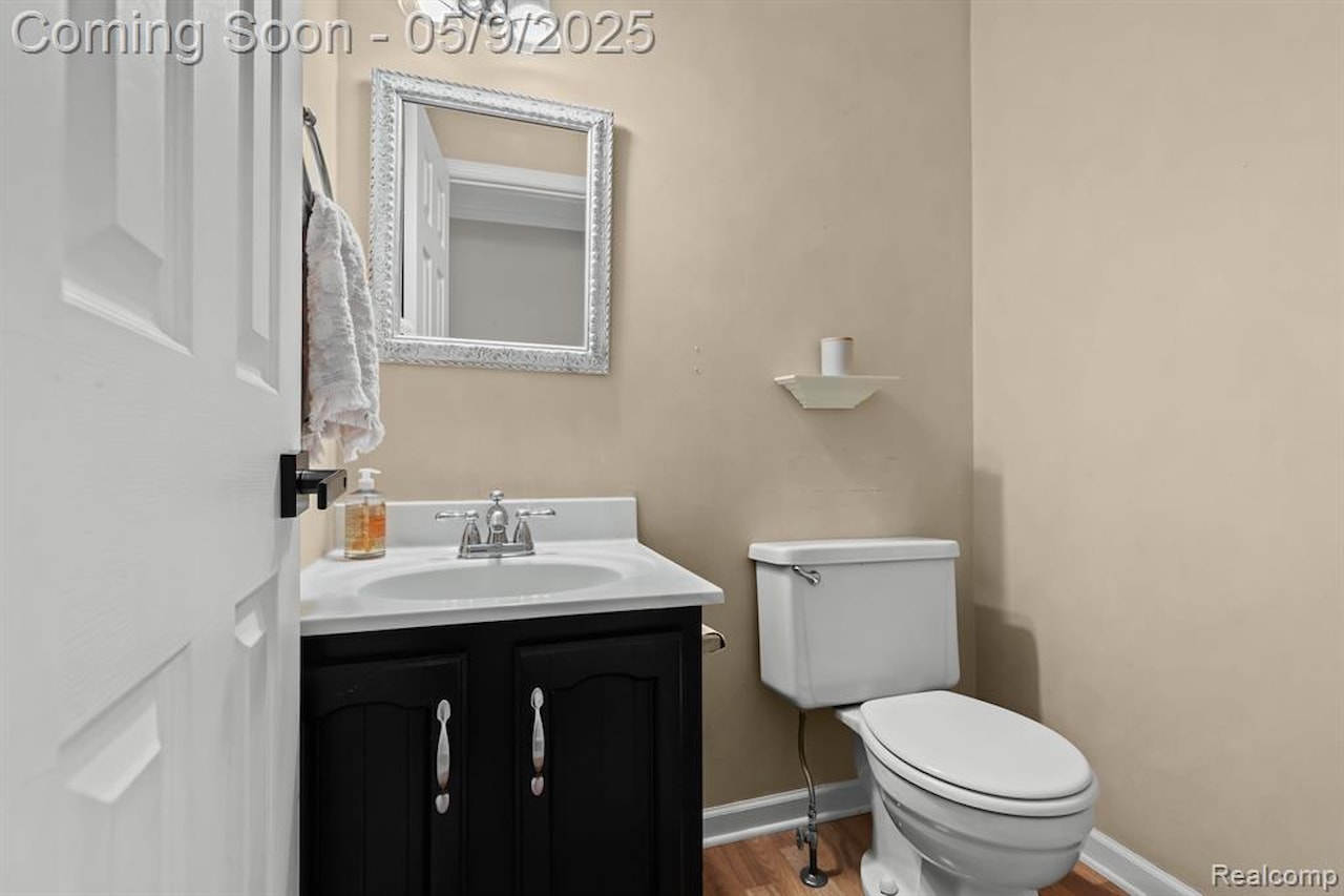 21950 Greentree Ln in Novi, MI Photo 12