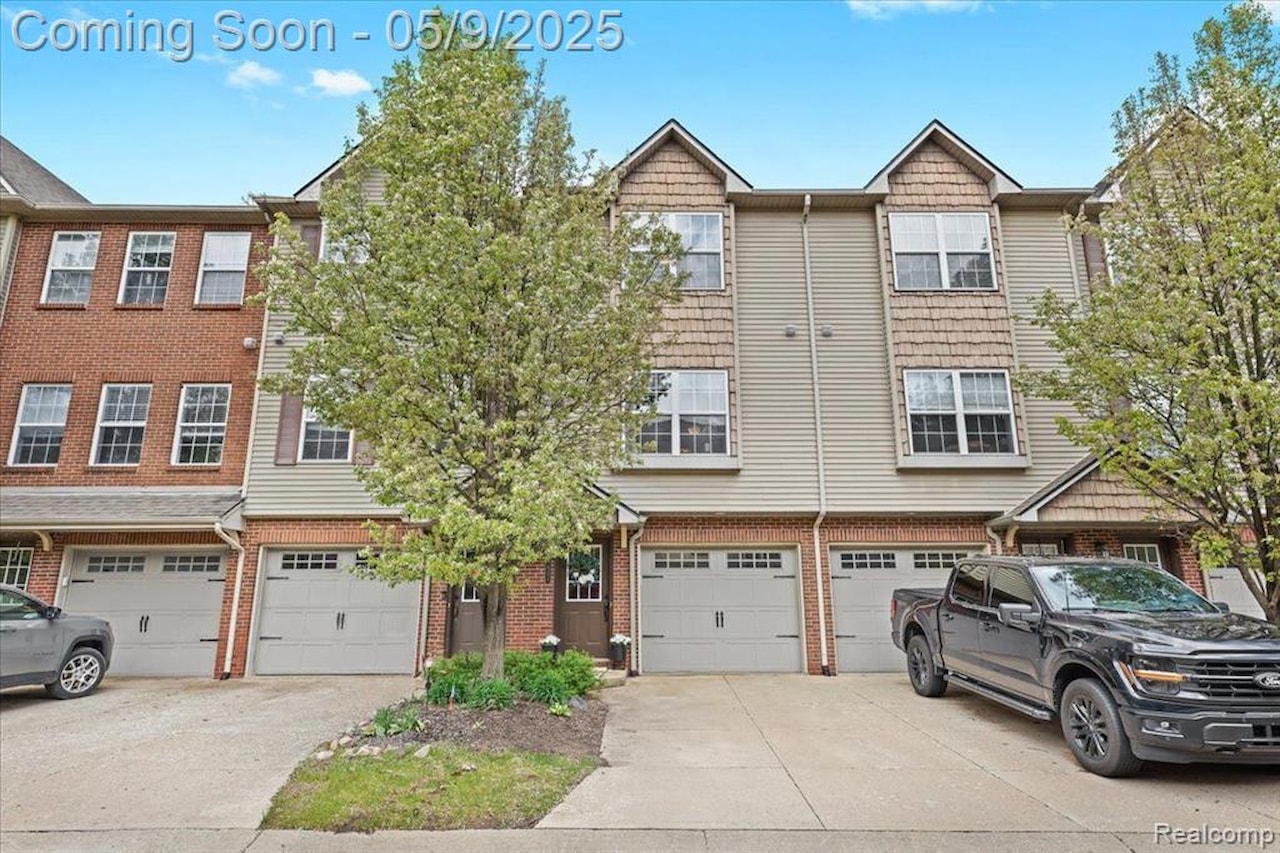 1621 Red Hickory in Howell Twp, MI