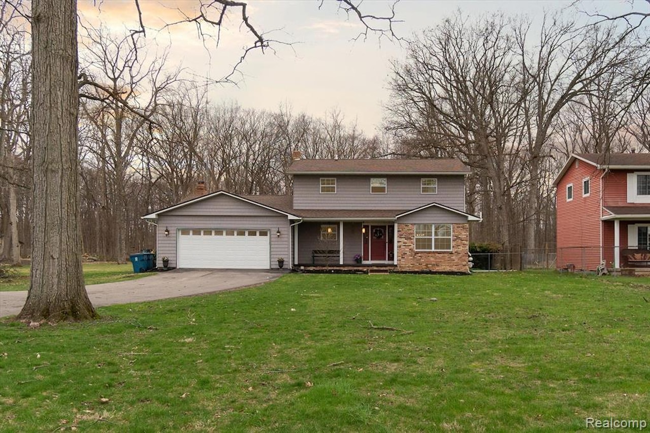 13196 Torrey Rd in Fenton Twp, MI