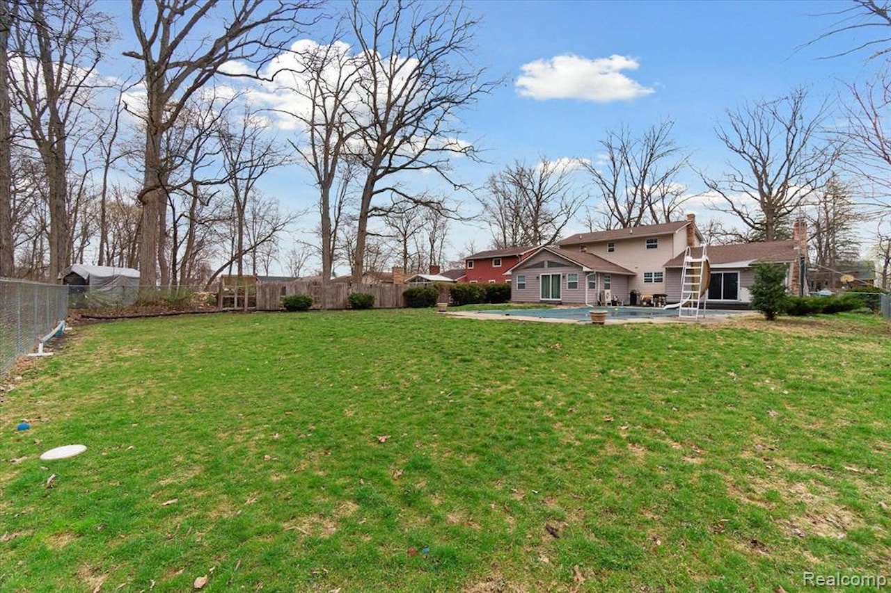 13196 Torrey Rd in Fenton Twp, MI Photo 48