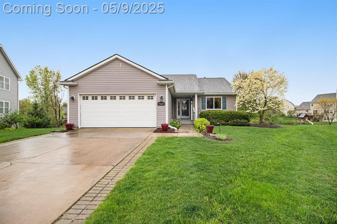 7223 Wilson Dr in Dexter, MI