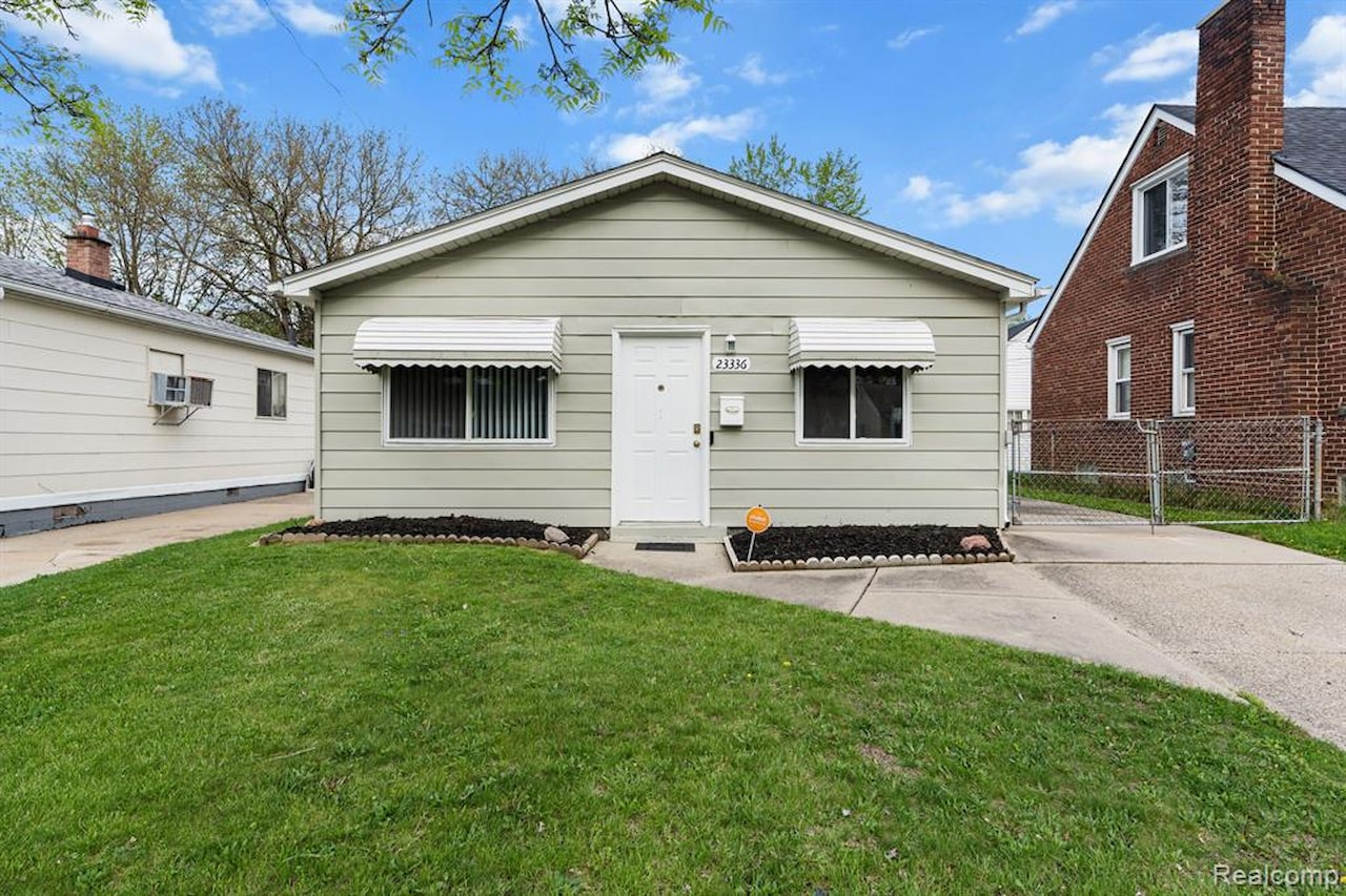 23336 Pilgrim Ave in Hazel Park, MI Photo 2