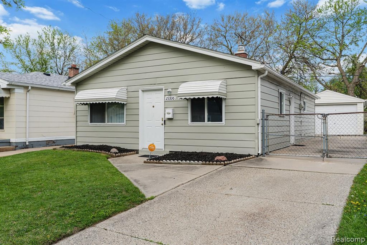 23336 Pilgrim Ave in Hazel Park, MI Photo 3