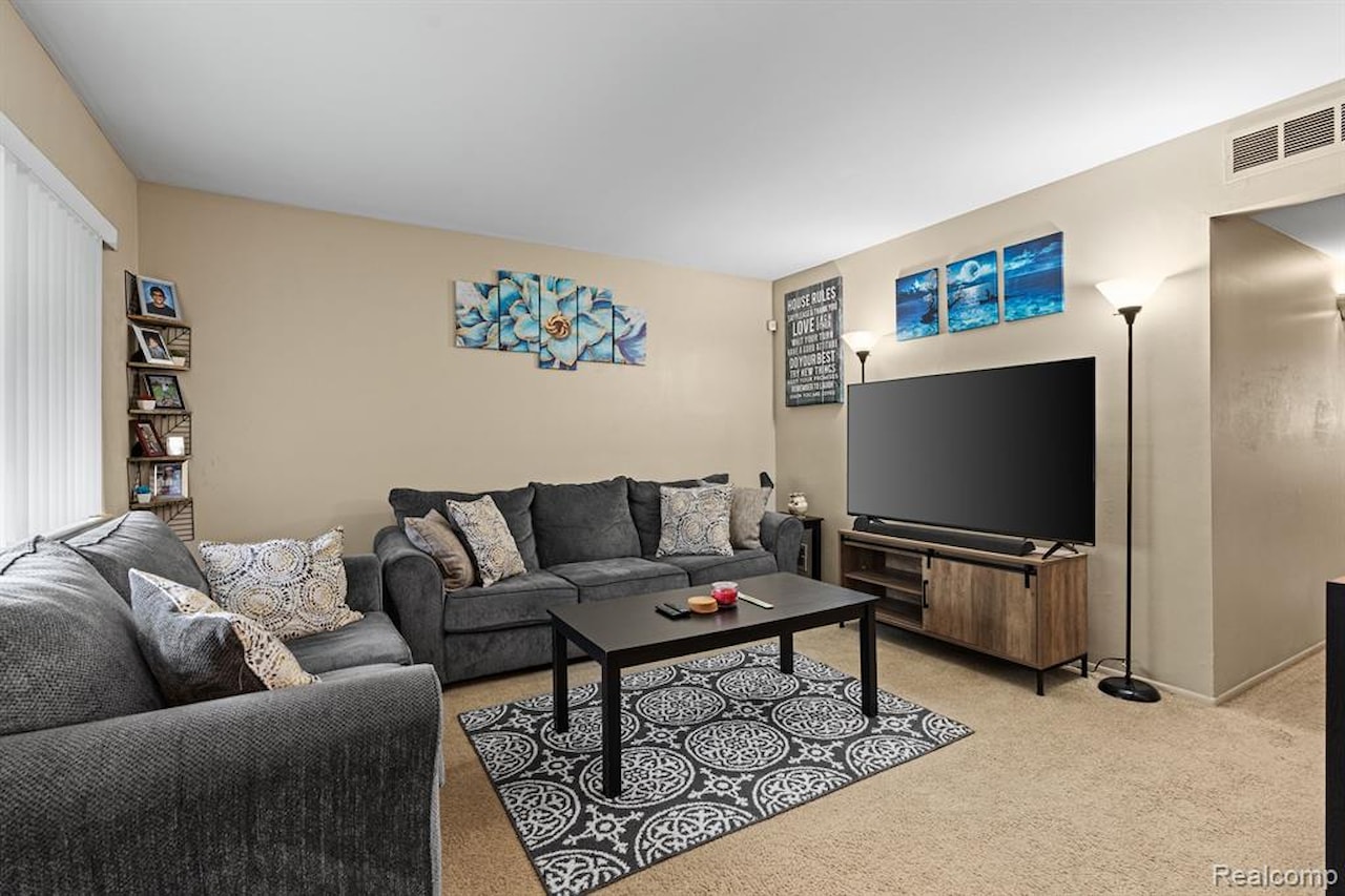 23336 Pilgrim Ave in Hazel Park, MI Photo 4