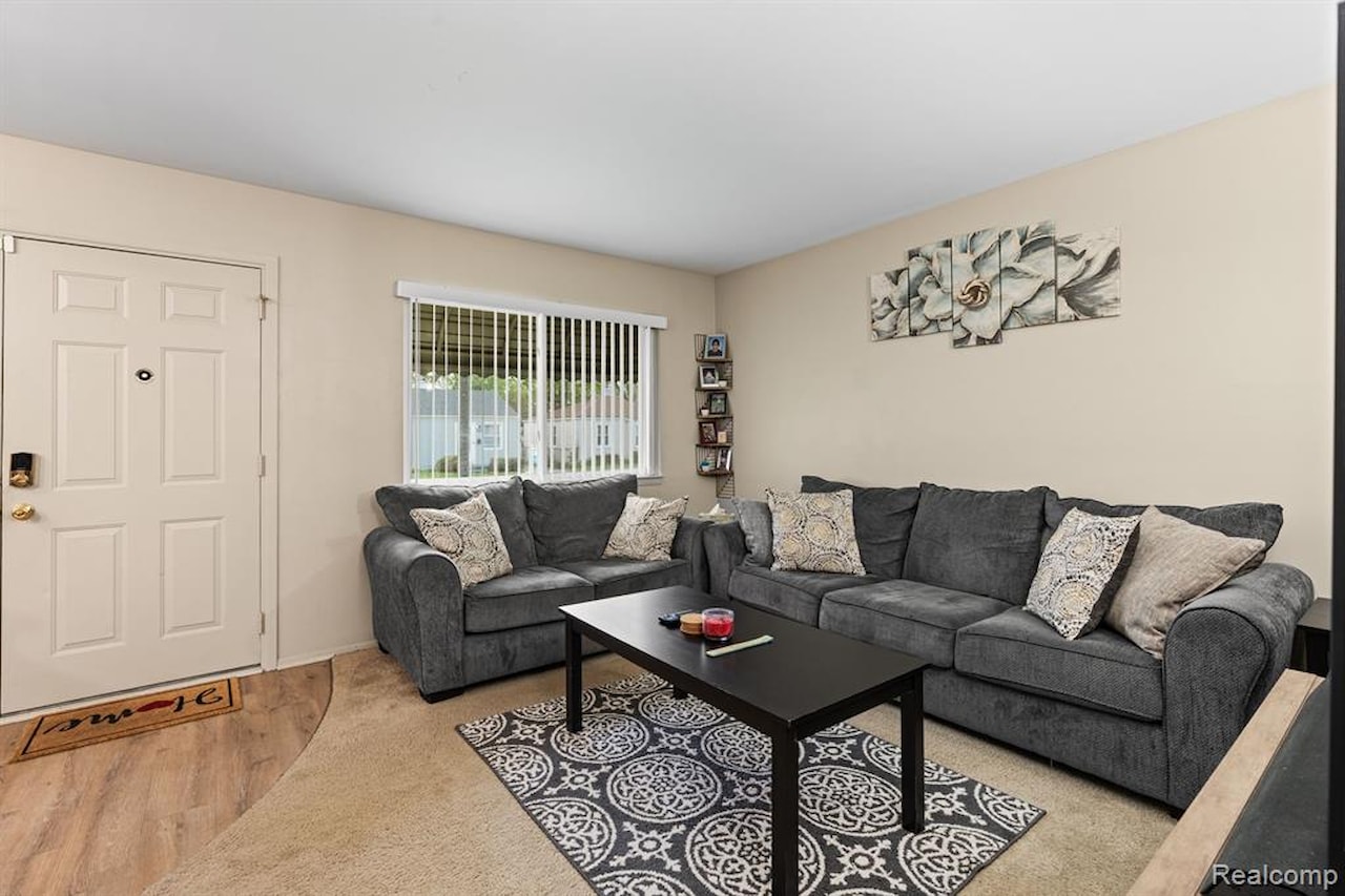 23336 Pilgrim Ave in Hazel Park, MI Photo 5