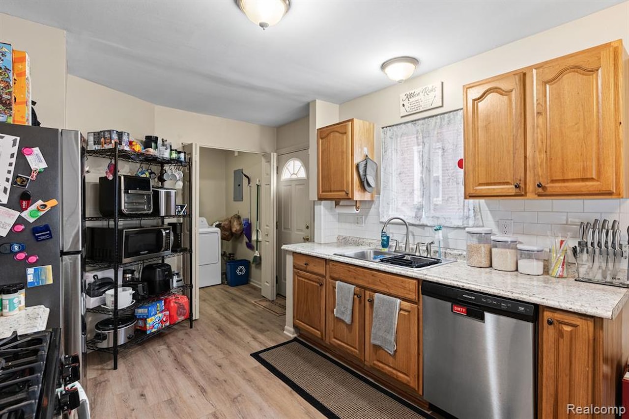 23336 Pilgrim Ave in Hazel Park, MI Photo 8