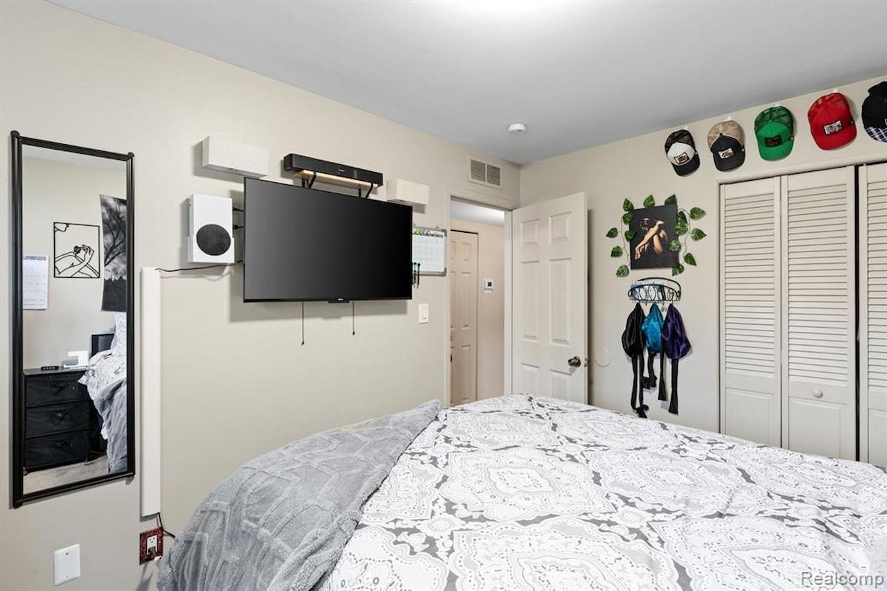 23336 Pilgrim Ave in Hazel Park, MI Photo 13
