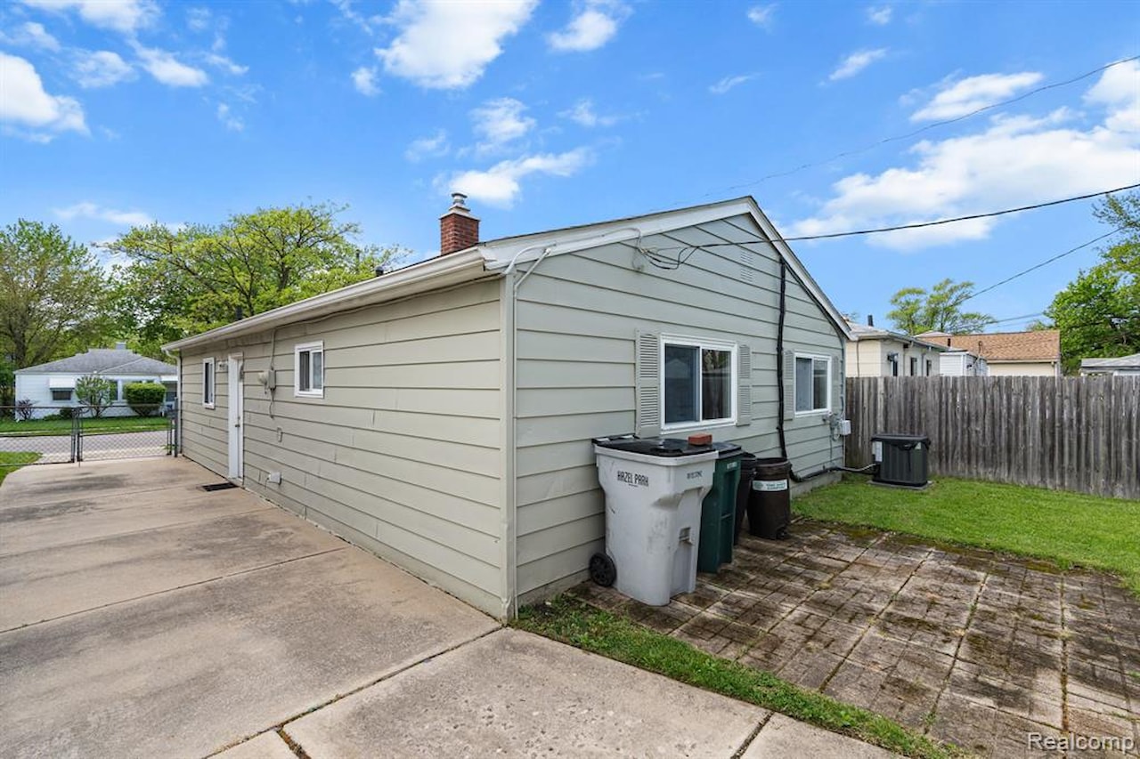 23336 Pilgrim Ave in Hazel Park, MI Photo 18