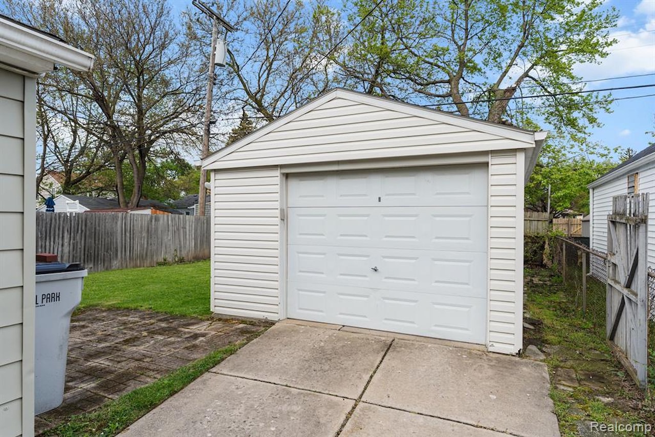23336 Pilgrim Ave in Hazel Park, MI Photo 19