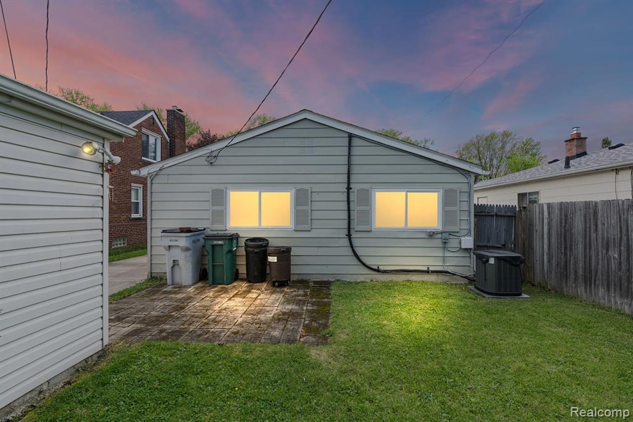 23336 Pilgrim Ave in Hazel Park, MI Photo 21