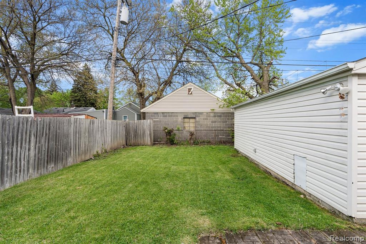 23336 Pilgrim Ave in Hazel Park, MI Photo 20