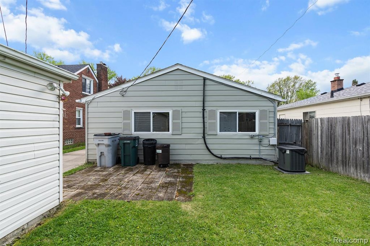 23336 Pilgrim Ave in Hazel Park, MI Photo 22