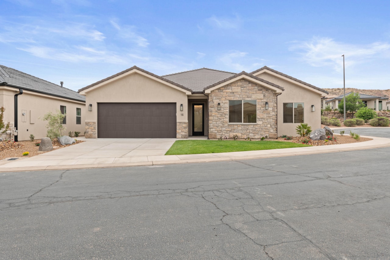 2240 W Sunbrook DR #16 St George, UT 84770 home for sale, MLS#25-261082 - Erika Rogers