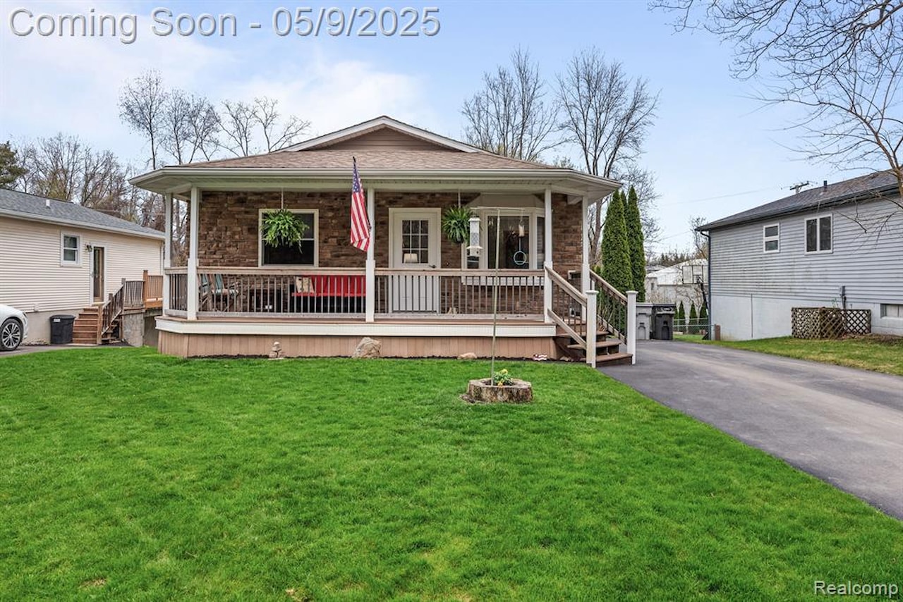 4945 Walker Dr in Brighton Twp, MI