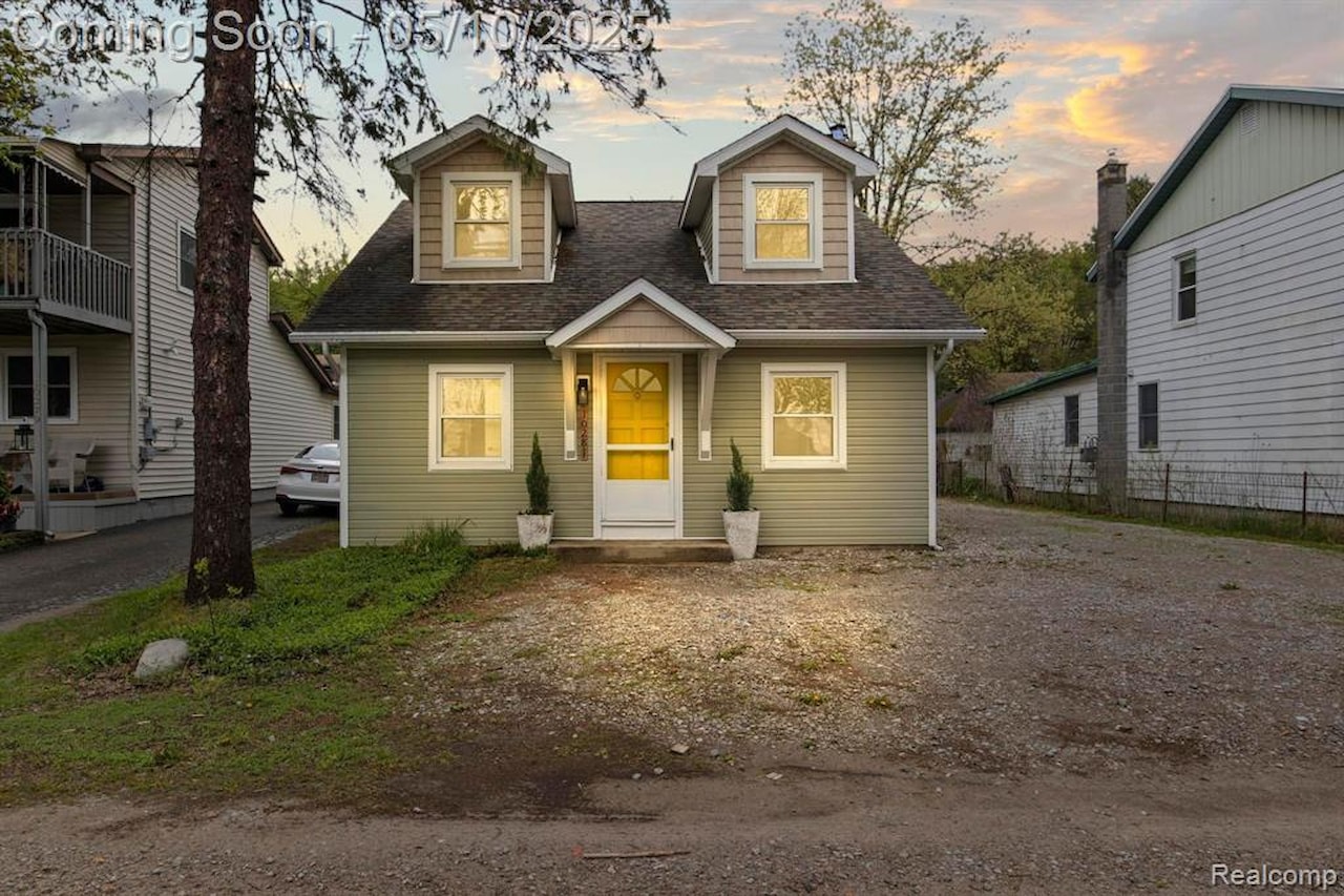 10281 Grove Dr in Green Oak Twp, MI