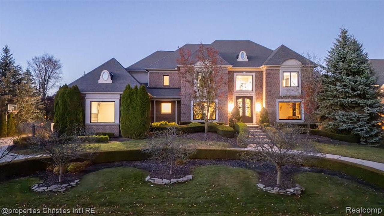 47490 Bellagio Dr in Novi, MI Photo 2