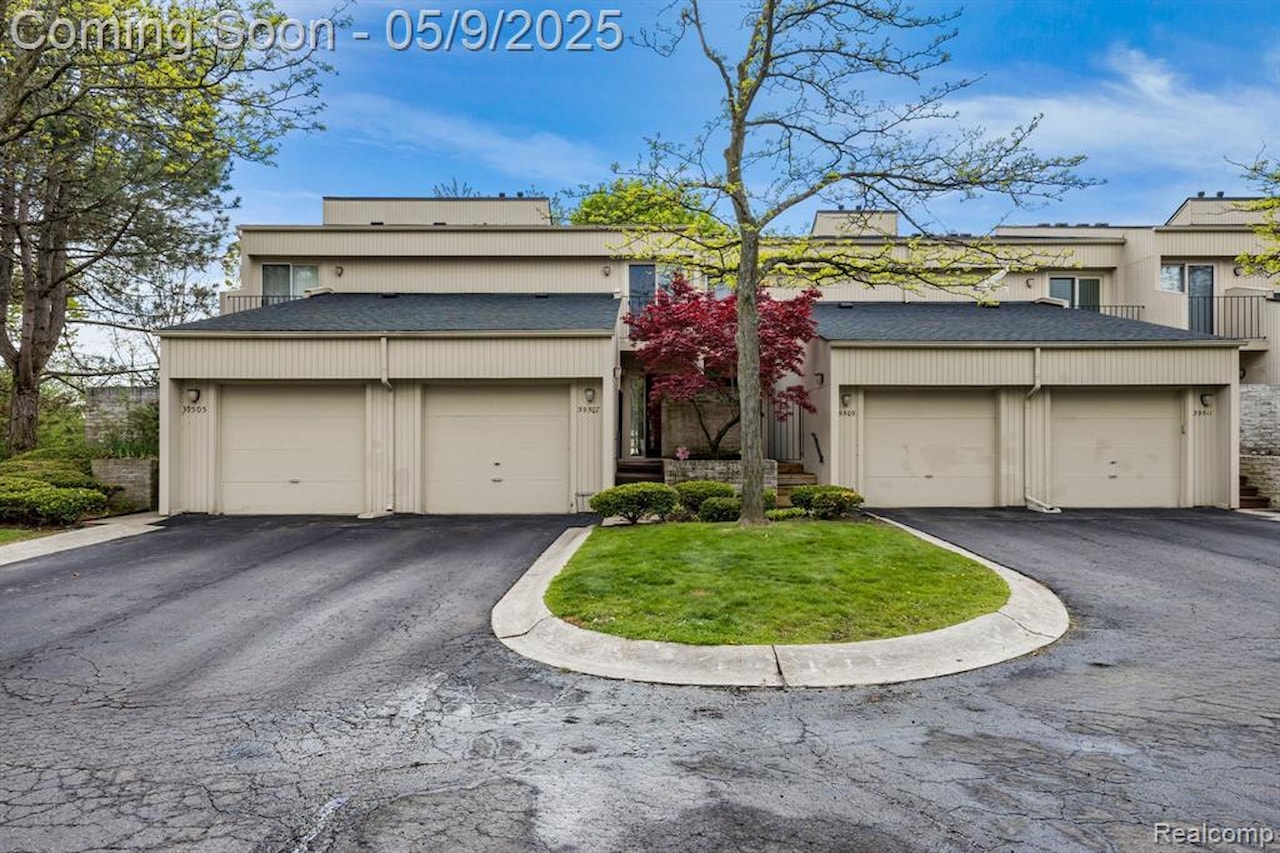 39507 Country Ln in Novi, MI Photo 2