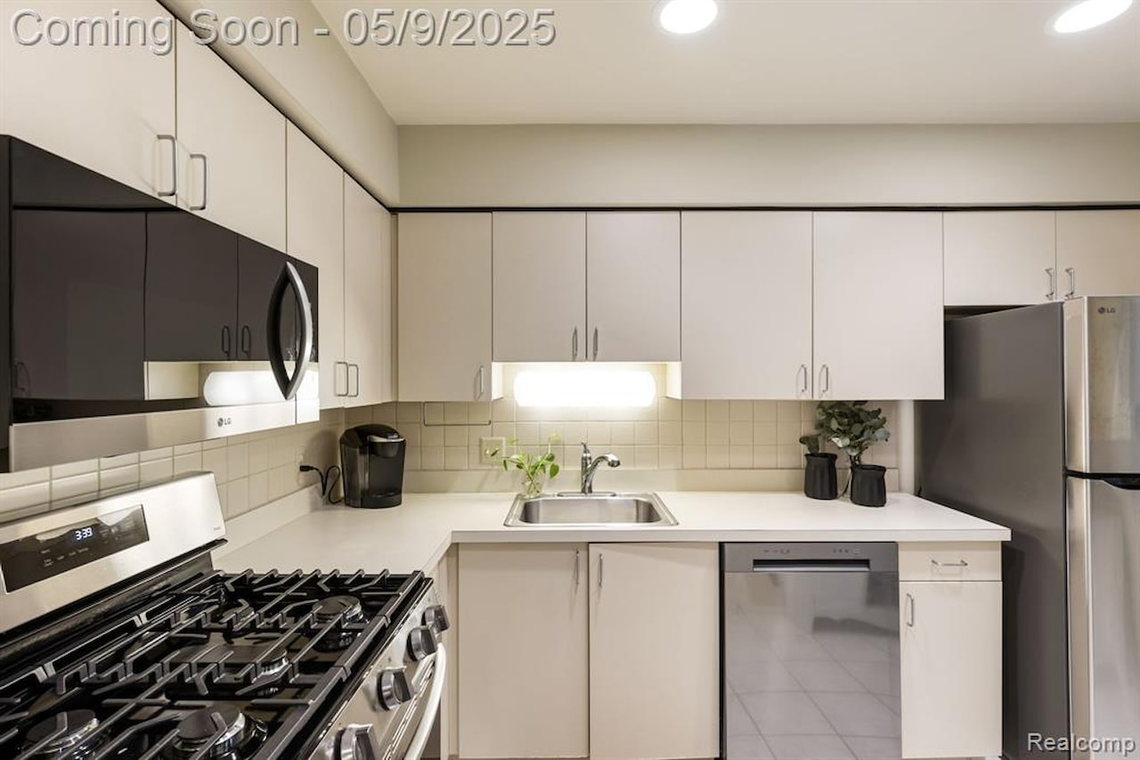 39507 Country Ln in Novi, MI Photo 3