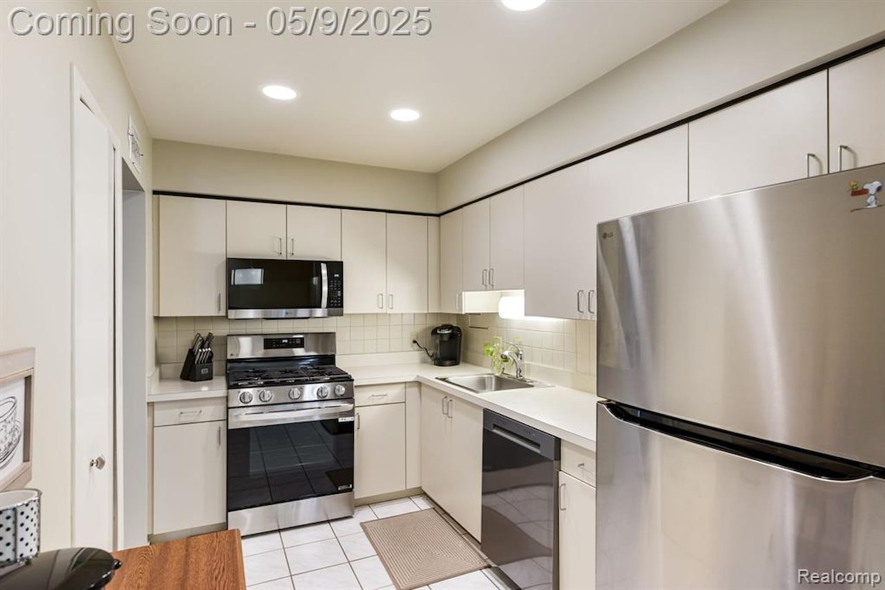 39507 Country Ln in Novi, MI Photo 4