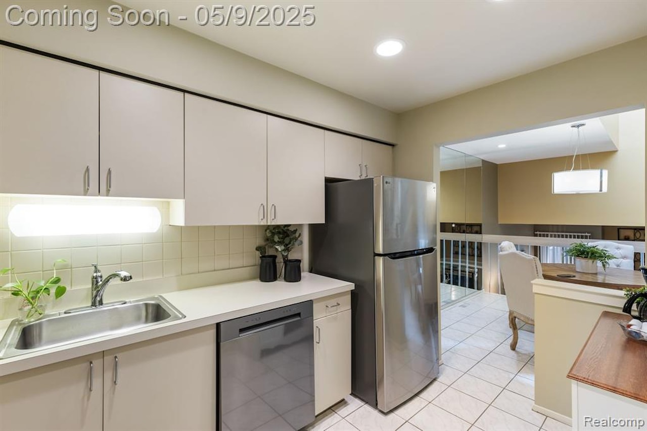 39507 Country Ln in Novi, MI Photo 5