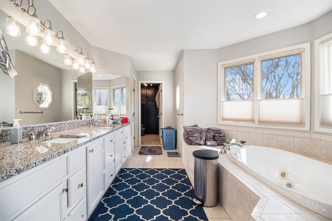 9037 Yorkshire Dr in York Twp, MI Photo 16