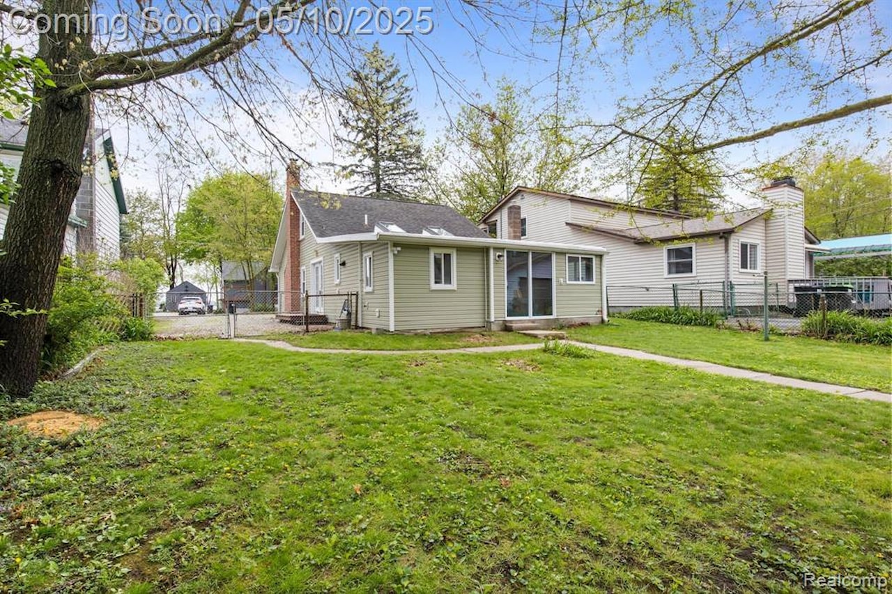 10281 Grove  Dr in Green Oak Twp, MI Photo 3