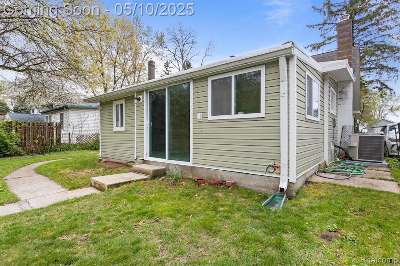 10281 Grove  Dr in Green Oak Twp, MI Photo 4