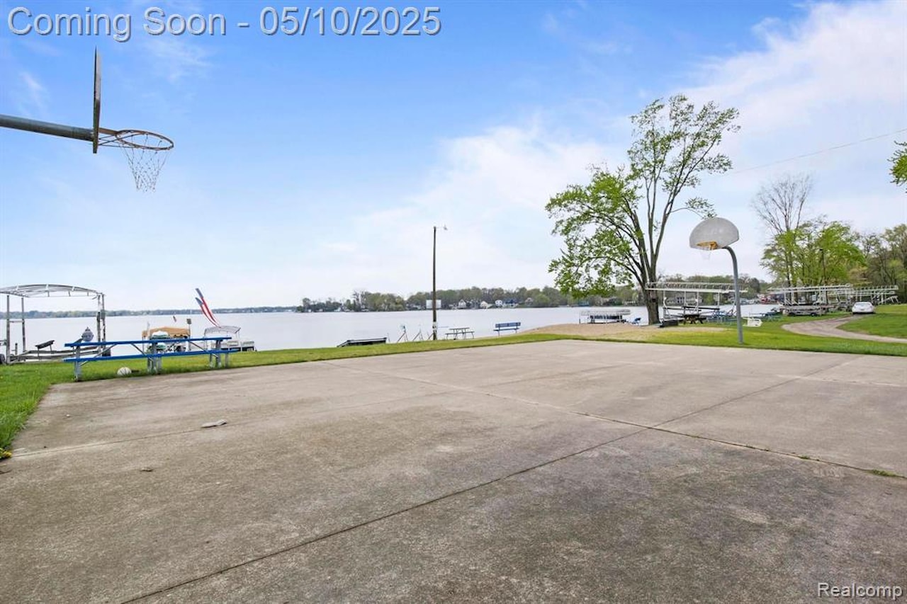 10281 Grove  Dr in Green Oak Twp, MI Photo 7