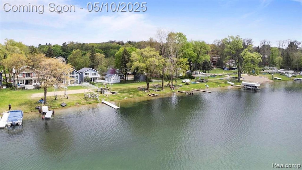 10281 Grove  Dr in Green Oak Twp, MI Photo 8
